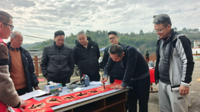 现场书写赠送春联啦！兴宁市寨塘村的年味渐浓