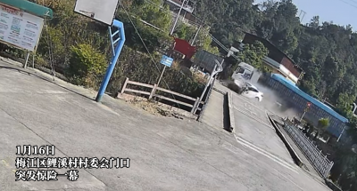 梅州V视丨小车起火，村干部拎着灭火器就上了！