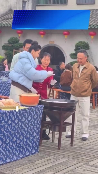 梅州V视丨戴军“铁砂掌”徒手炒盐，客家盐焗鸡美味征服全场！