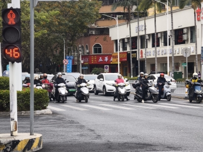 礼让斑马线，骑乘摩电戴头盔，你做到了吗？来看记者梅城街头调查