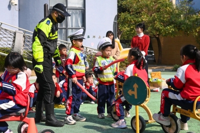 丰顺县：萌娃解锁寒假交通安全“实训课”！
