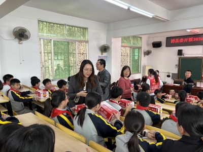 牛奶暖童心！丰顺团县委联合燕塘乳业为他们送上新春“暖心奶”