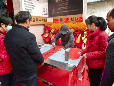 笔墨传温情！梅江区马石社区开展写春联送祝福活动