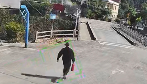 梅江西阳鲤溪村上演生死时速！车头起火困司机，村干部带头救援