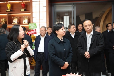 五华县委理论学习中心组召开专题学习会