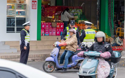 梅州严查摩电不戴头盔、逆行等行为！行动持续进行中