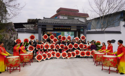 梅州蕉岭长隆乡村艺术馆首期落成，现场还有“挥春送福”等活动