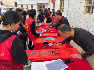 人大代表送春联啦