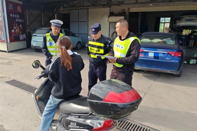 “靠右行、慢慢开……”梅县公安组织电摩交通安全宣讲进村（居委）活动