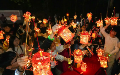 200多名返乡大学生提灯夜游神光山，解锁“上灯”文化新体验！