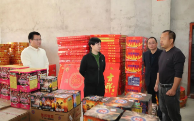 钟秀堂检查节前市场供应、安全生产、社会稳定和森林防灭火工作