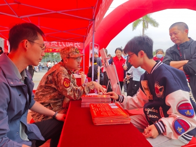 招聘会现场“燃”起参军热！蕉岭举行全民国防教育活动