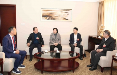 杨朝晖看望参加市政协八届五次会议的部分委员