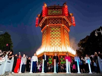 向各地游客发出“上灯”邀约！兴宁市举行“世界最大灯笼型建筑”熙和湾花灯楼亮灯仪式