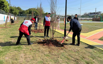 春风拂面绿意浓 党群同心绘新景！梅江区西郊街道广泛开展“扩绿植绿护绿兴绿”主题党日活动