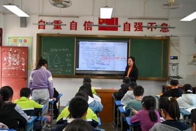 平远县东石中心小学教师刘静娴：扎根山村二十六载 从追光者到点灯人