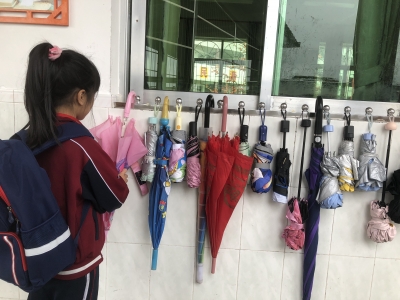 照片墙丨“雨伞墙”里的校园暖意