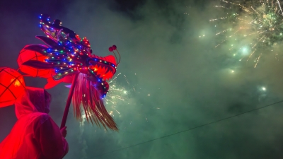 龙灯璀璨，锣鼓喧天！大埔百侯古镇迎龙珠灯民俗活动热闹上演