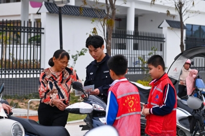 小手拉大手 平安伴学途——丰顺公安携手“小小志愿者”开展校园交通安全劝导