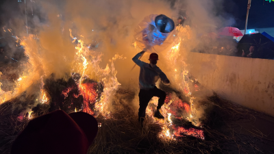 雨夜高燃时刻！连闯5座火堆，丰顺“跳火堆”上演霸气一跃！ 