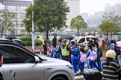 梅州公安启动“护学模式” 守护学生平安上学路