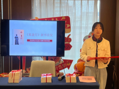 梅州00后作家梁含月新书《那盏灯》在上海首发