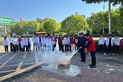 这波“沉浸式”体验够硬核！五华消防开展学雷锋“队站开放日”活动  