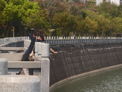 太危险！梅城频现“弹弓射鱼”，安全隐患令人担忧