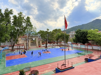 校园焕然一新！广州市派驻丰顺黄金镇帮镇扶村工作队筑梦乡村“幸福运动场”