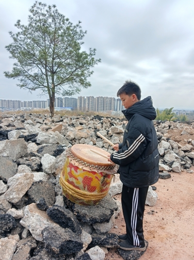 照片墙丨神光山下的小鼓手