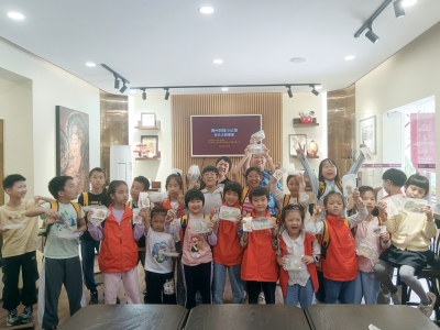 亲制清明粄 传客家文化！梅州日报小记者俱乐部开展“小小客家菜师傅”研学 
