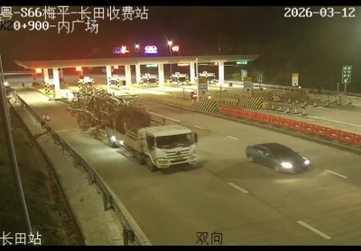 一货车违规装载、恶意冲卡并逃逸…结局大快人心！