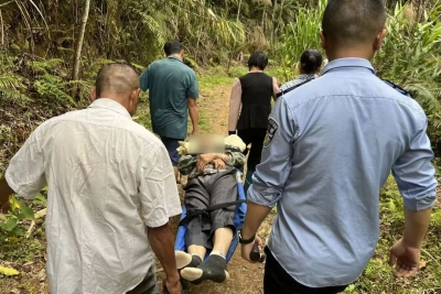 多方联动，紧急救援！深山悬崖下救回一条生命