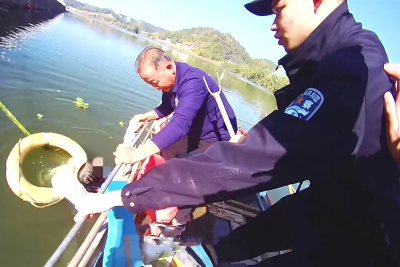 千钧一发！梅县民警纵身登船，从河中救起溺水女孩