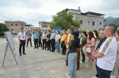 丰顺龙岗镇人大联合县作家协会开展主题采风活动