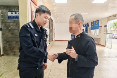 老人误买保险被扣款 民警暖心助力速追回