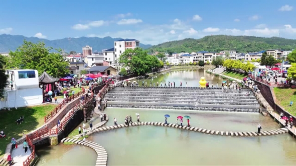 梅州V视丨赴一场春日民俗之约！到平远石正“食青”去
