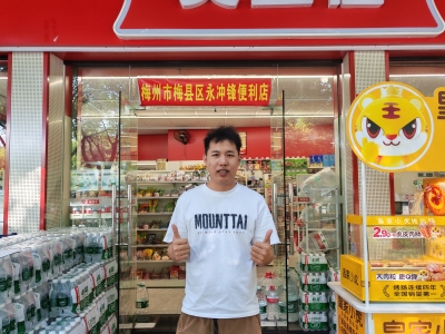 梅州一便利店老板自掏3万元支持粤超梅州队！他的家乡，是“湘超”冠军！
