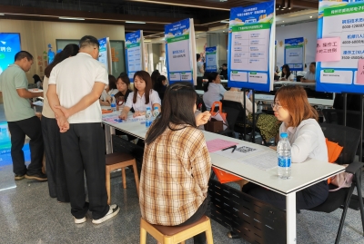 35家企业招贤纳士！2026年梅州市“民营企业服务月”现场招聘会举行