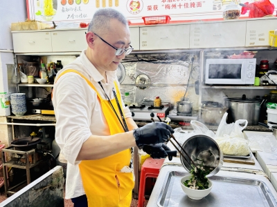 山间青草熬出地道客家乡土滋味！跟着《三餐四季》寻味大埔特色美食青草汤