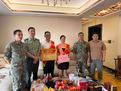 喜报送家门 尊崇暖人心！梅江区江南街道为三等功现役军人家庭送喜报