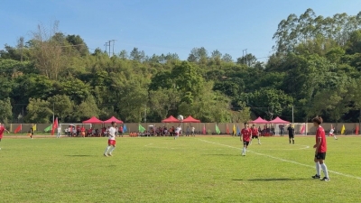 8支队伍绿茵争锋 点燃全民足球热情！梅县区这场足球赛“开踢”！