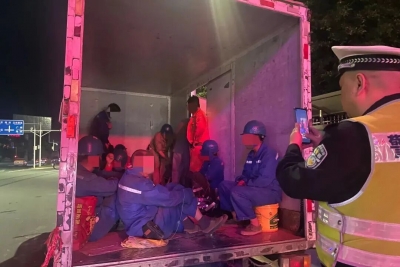 核载3人、实载16人！怎么装的？