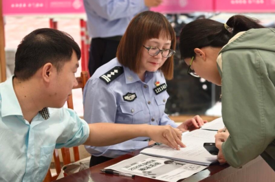 10分钟搞定！梅江公安把办证窗口“搬”进了医院