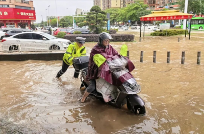 暴雨袭城，梅县区民辅警雨中执勤保畅通护安全！