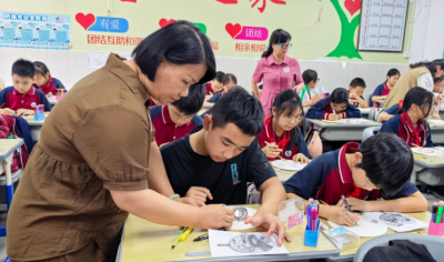用专业文艺力量点亮校园美育！梅州市文艺志愿者走进梅县区扶大中心小学
