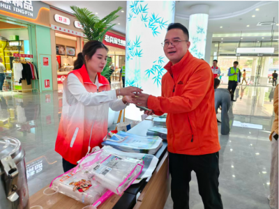 “志愿红”邂逅“路政蓝”，“五一”出行路上你被他们暖到了吗？