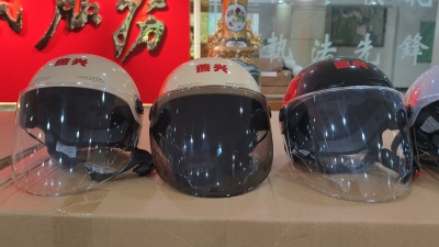 点赞！爱心企业捐赠安全头盔助力市民平安出行