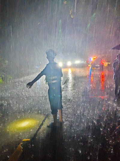 暴雨中，他们筑起一道道“藏蓝堤坝”