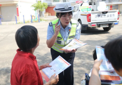 送头盔+讲案例！梅县公安走进畲江镇开展交通安全宣传活动